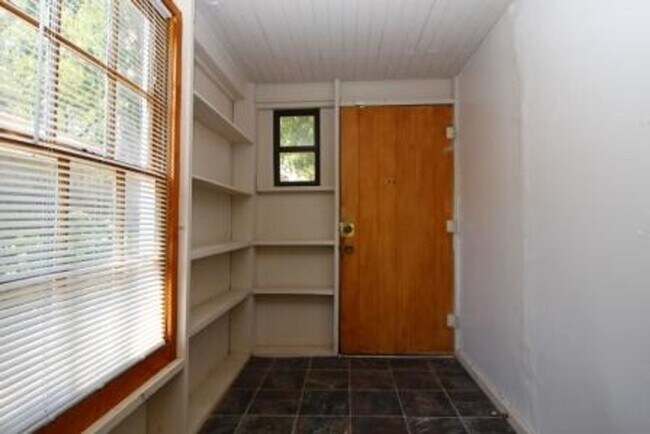 Building Photo - FOUR bedroom in Prime Location!