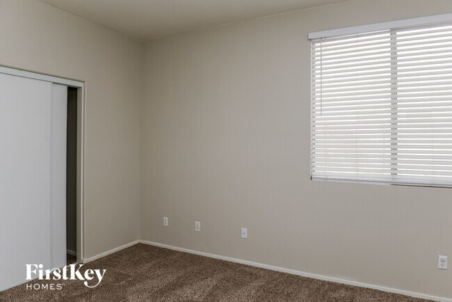 Building Photo - 820 Crescent Moon Dr