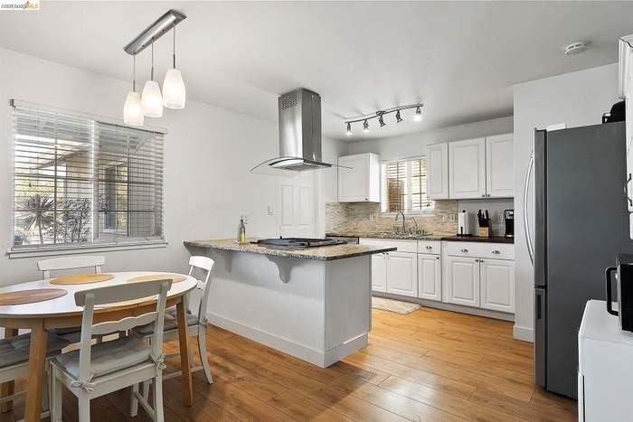 Building Photo - 4855 Edgewood Ct