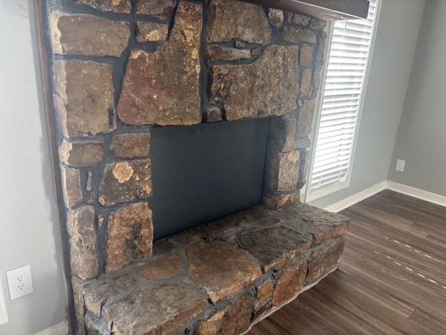 Building Photo - 5756 Crievewood Dr