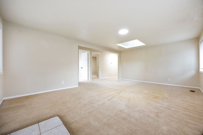 Building Photo - Spacious 5 bed/2 bath in SE Portland