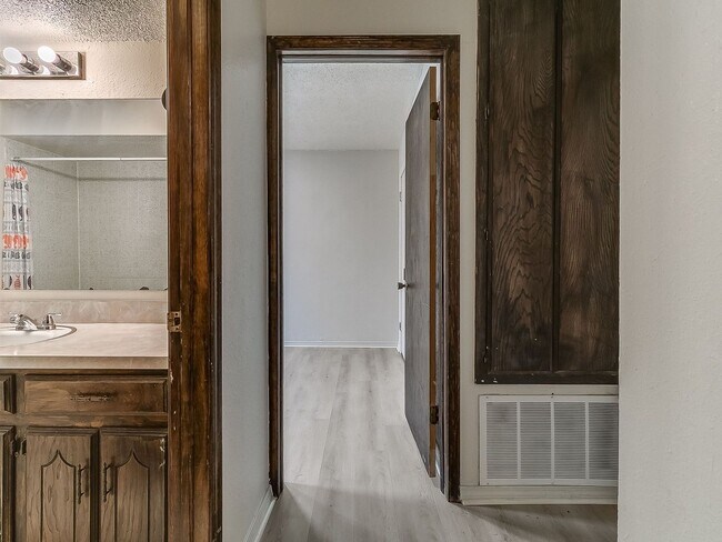 Building Photo - 2b 2ba in Piedmont Schools