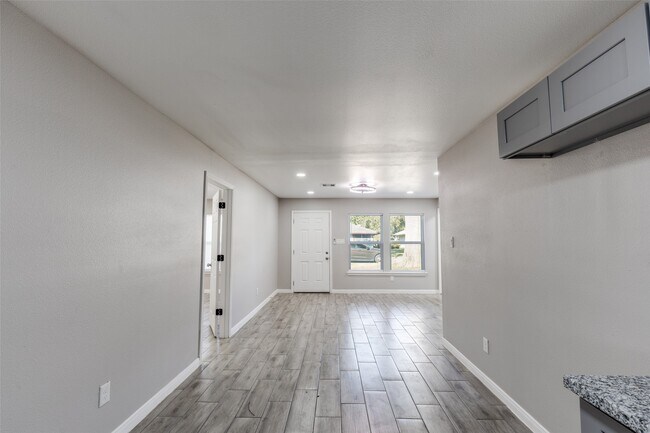 Building Photo - 6038 Glenhurst Dr