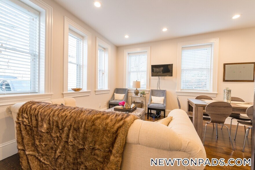 Building Photo - 2044 Beacon St