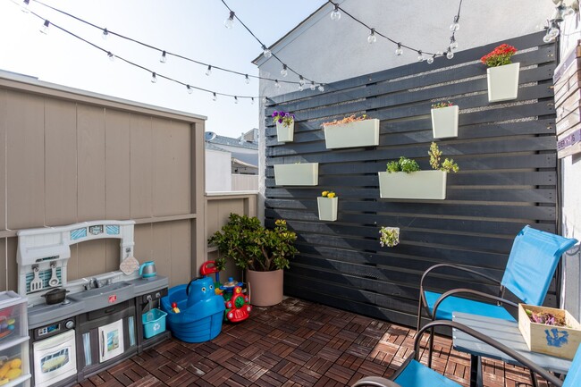 Building Photo - 3 bed 2 bath Townhouse located in South Coast Metro