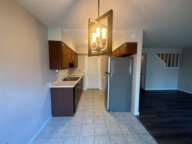 Building Photo - 2 Bed 1.5 bath townhome