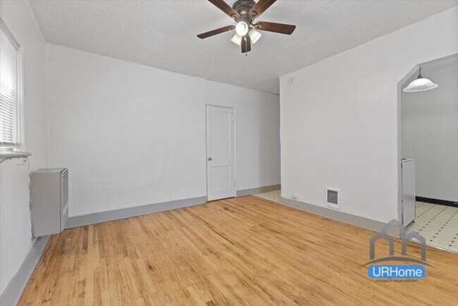 Building Photo - Exceptional Value: Charming Portland Studio ($1,100)