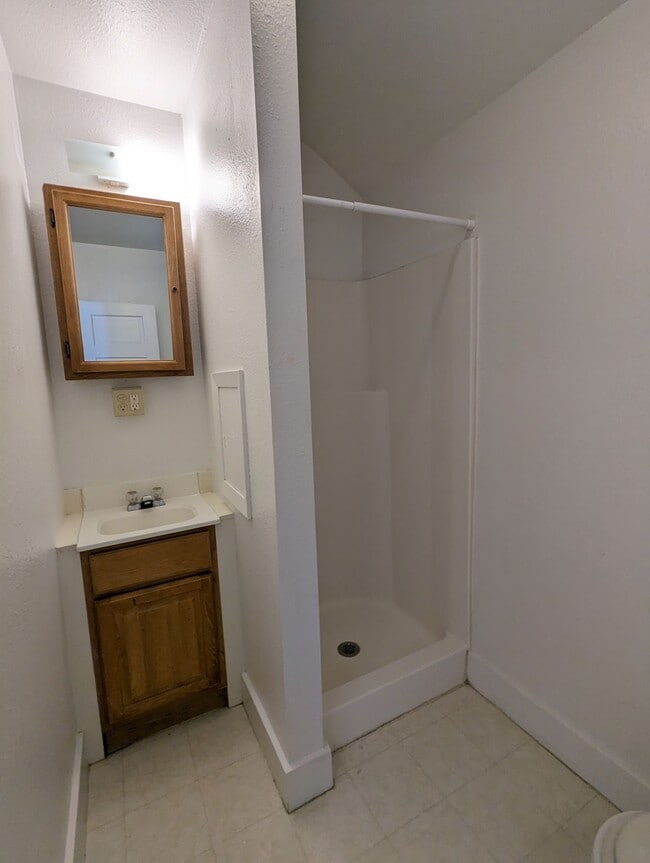 Building Photo - $850 - I Bedroom 1 Bathroom Apartment - He...