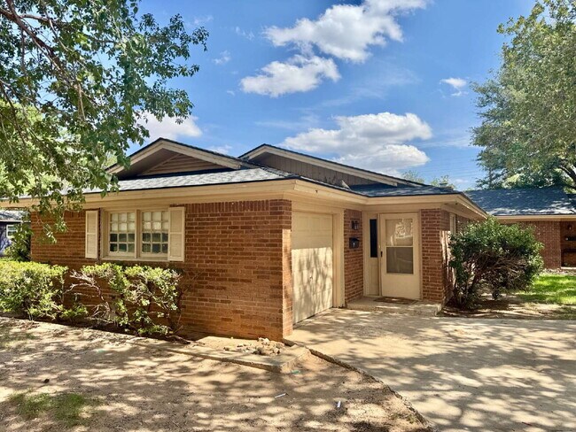 Building Photo - Comfortable and Spacious 2-bedroom home with a garage