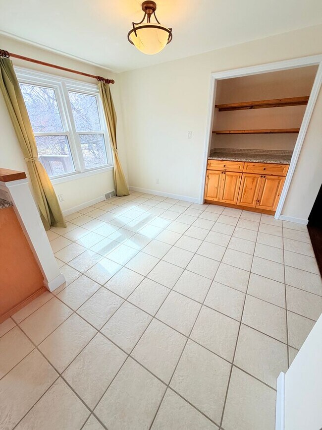 Building Photo - 3 Bed, 2 Bath Pet Friendly Downtown Asheville Location, Available Now - Lawn Care Included!