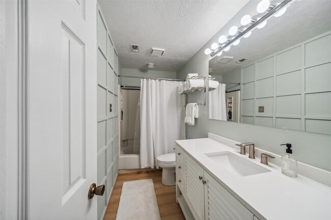 Building Photo - 801 River Rd