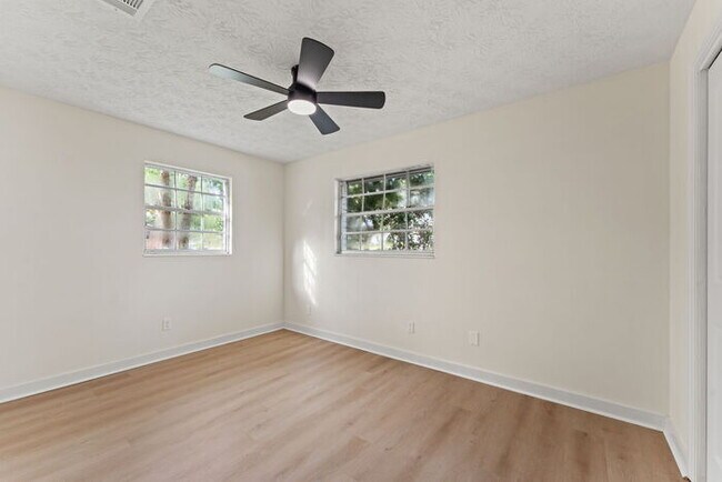 Building Photo - Orange Park 4 Bedroom Home With Upgraded Features Throughout