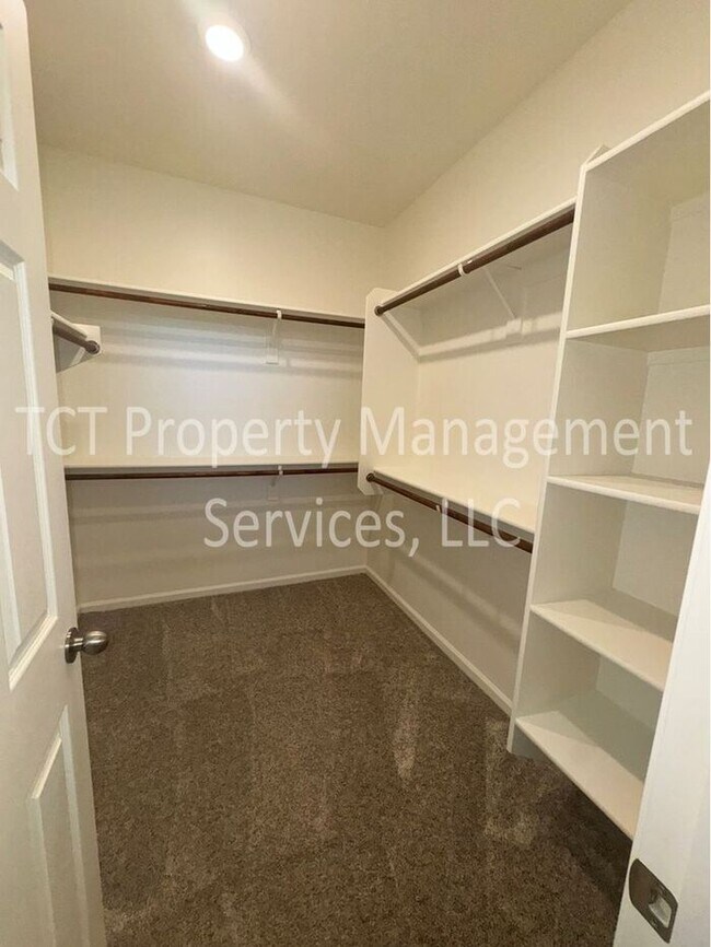 Building Photo - Beautifully maintained home in gated Layton Lakes