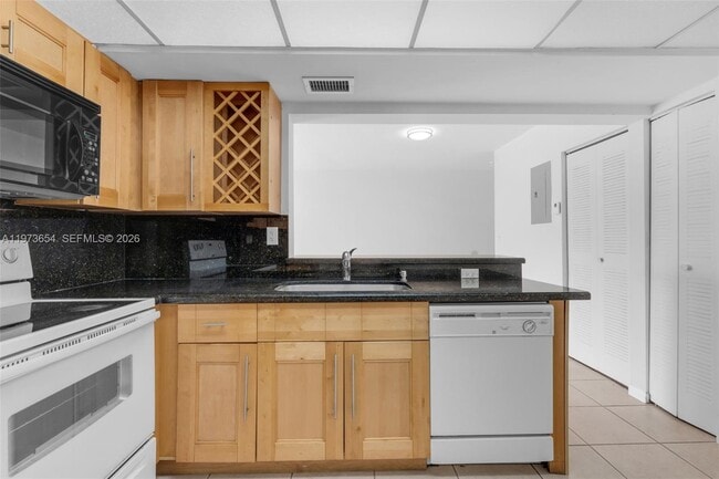 Building Photo - 9735 Fontainebleau Blvd