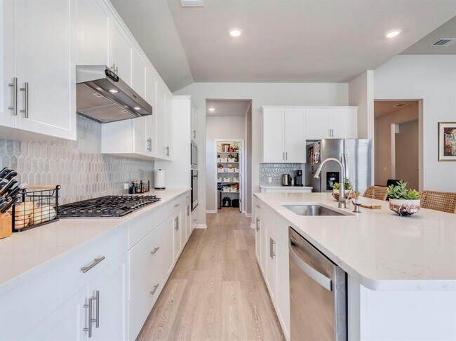 Building Photo - 261 Cathedral Mountain Dr