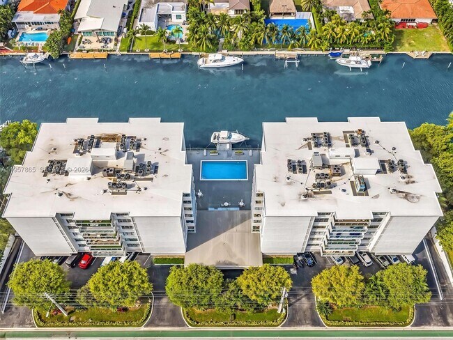 Building Photo - 10000 W Bay Harbor Dr