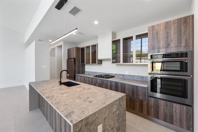 Building Photo - 10941 Bluebird Pl