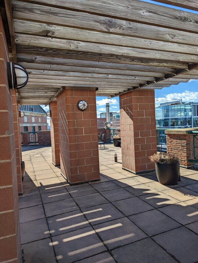 Building Photo - 10 Rogers St