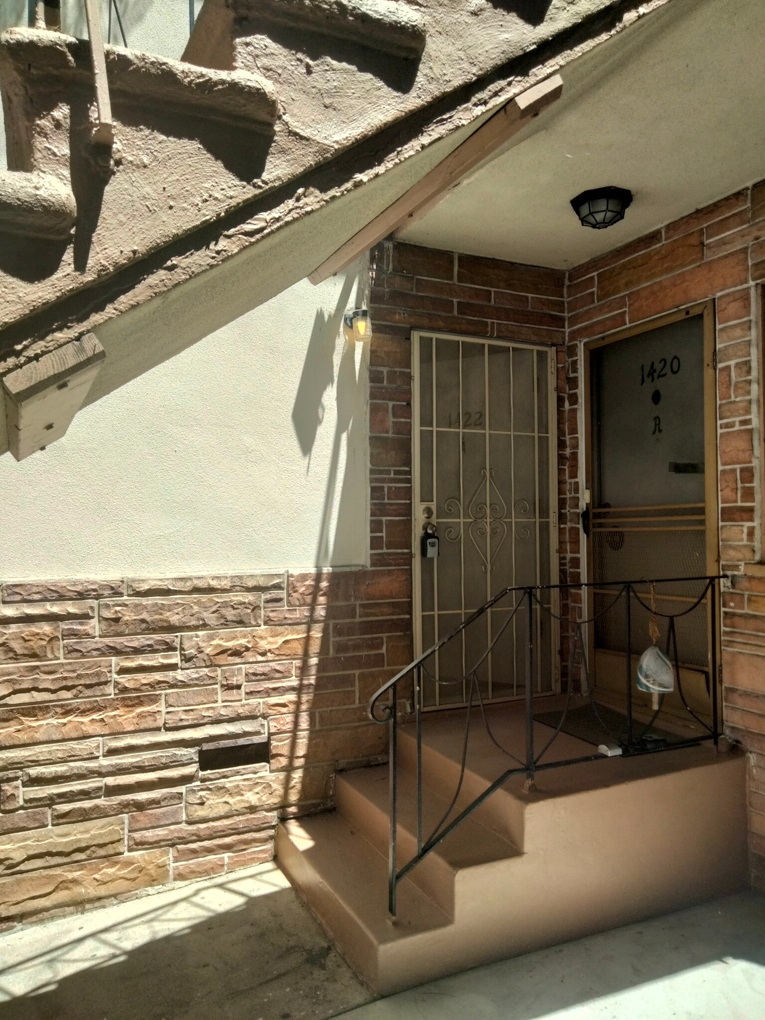 Building Photo - 1420 N Hollywood Way