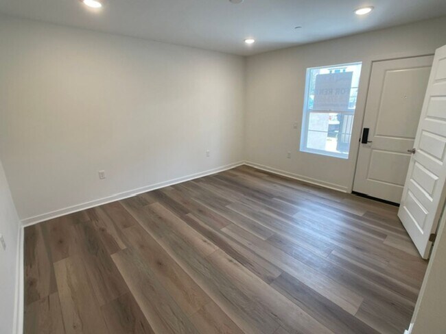 Building Photo - Camarillo 3 Bed 4 Bathroom Never Lived In Condo