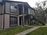 Building Photo - Conveniently located! Renovated 1 yr ago