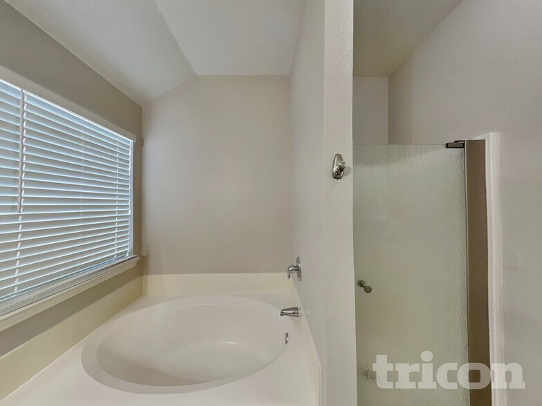 Building Photo - 1643 Hillside Dr