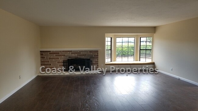 Building Photo - Lovely South Salinas Home!