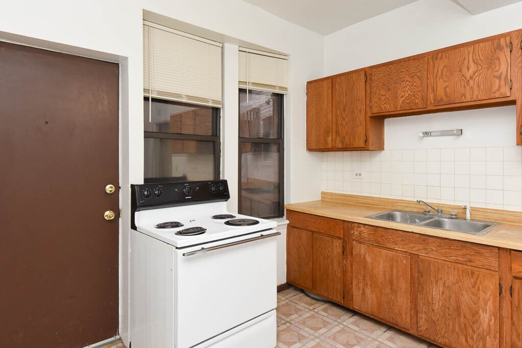 Building Photo - 3149 W Medill Ave