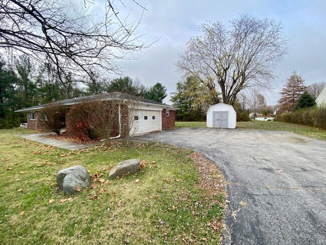 Building Photo - 2464/66 Tansel Rd - West