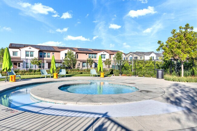 Building Photo - Light and bright 4 bedroom 3 bath beauty i...