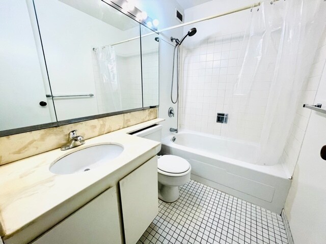 Building Photo - 2650 N Lakeview Ave