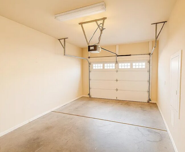 Building Photo - 2BED 2.5 BATH - TOWNHOME IN A QUIET NEIGHBORHOOD