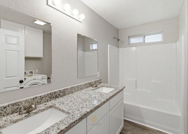 Building Photo - 3-bedroom, 2-bath home nestled in the Rolling Hills subdivision in Canyon Lake
