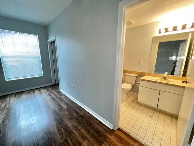Building Photo - MOVE IN NOW! 2x2 WITH FRESH INTERIOR PAINT & LAMINATE WOOD FLOORING! PRIVATE BALCONY!!!