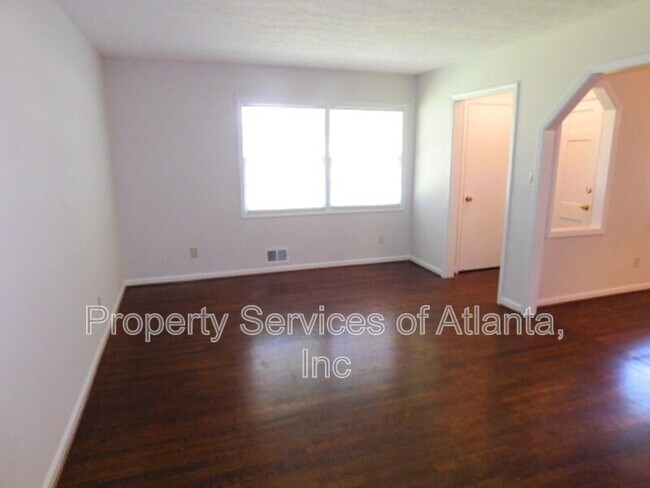 Building Photo - 879 Forest Ridge Dr SE