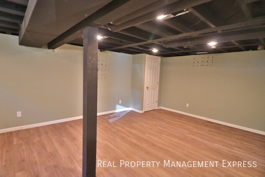 Building Photo - Beautiful 3 bedroom 2 bathroom home near d...