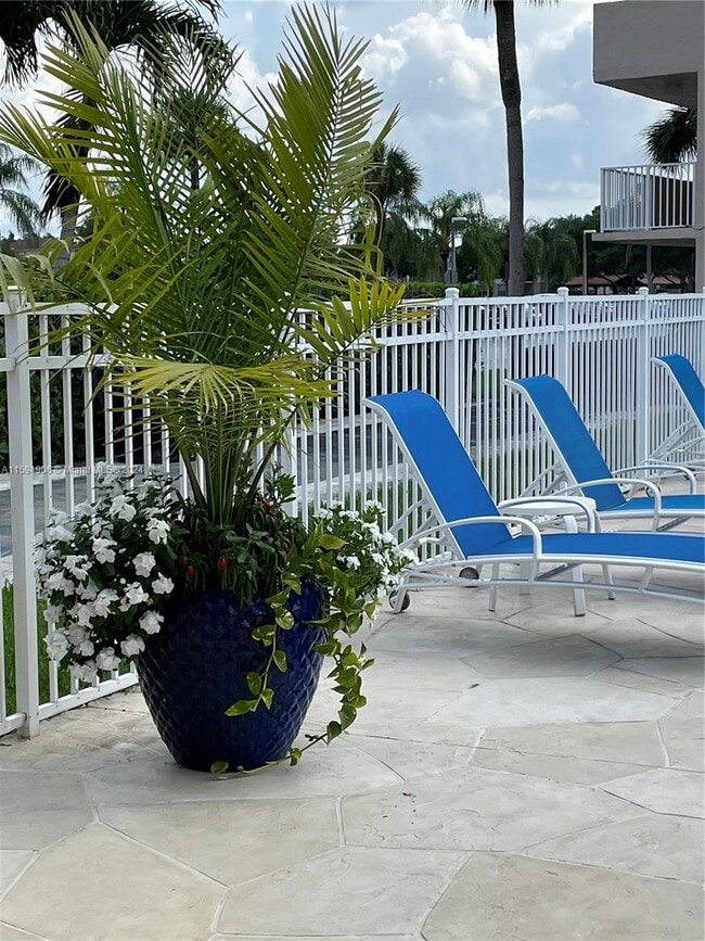 Building Photo - 250 Jacaranda Dr