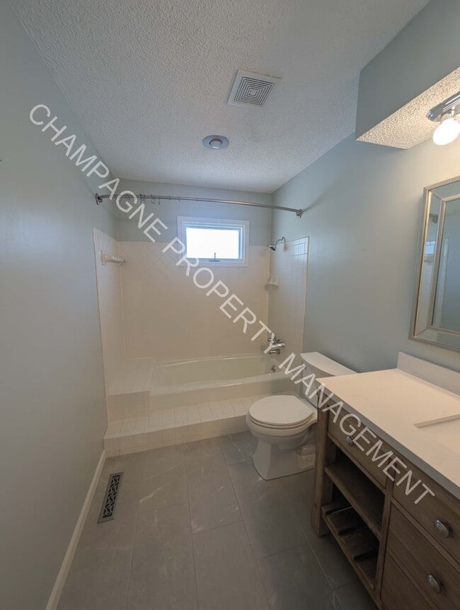 Building Photo - GORGEOUS LENEXA HOME FOR RENT - FLAT ROCK ...