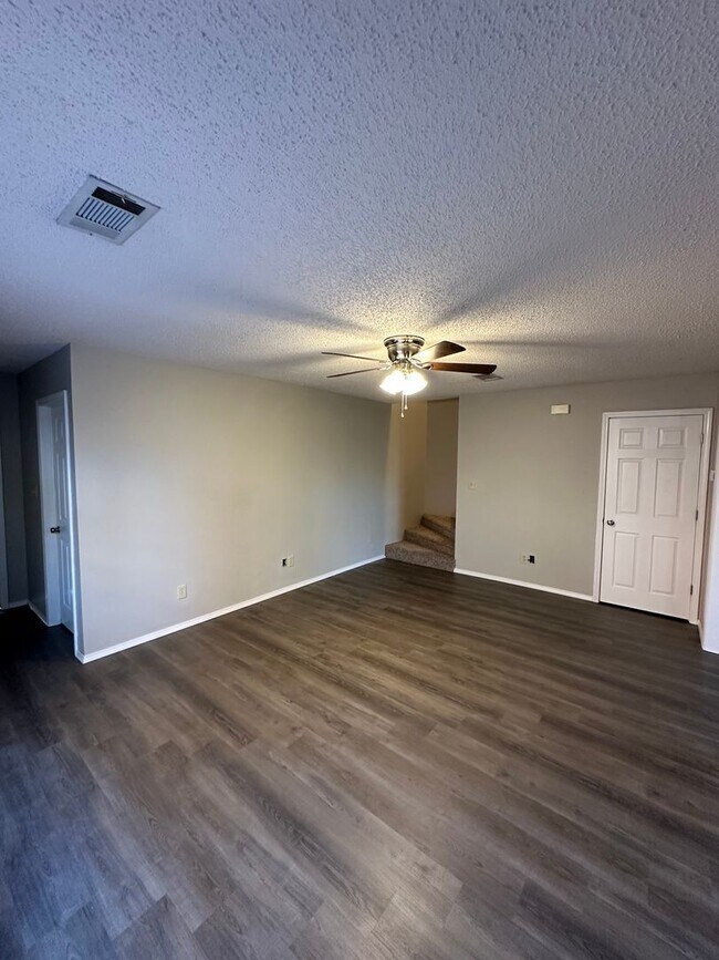 Building Photo - 411 Valley Dr