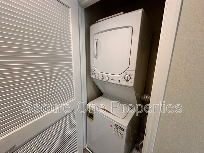 Building Photo - 208 Riverdale Ct