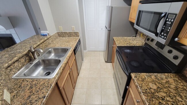 Building Photo - Gated, Updated 2 bedroom, 1 bath Condo in ...