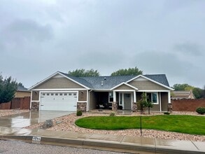 Building Photo - Lovely Single Family House Available!!!!