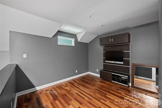 Building Photo - 343 W 7th St