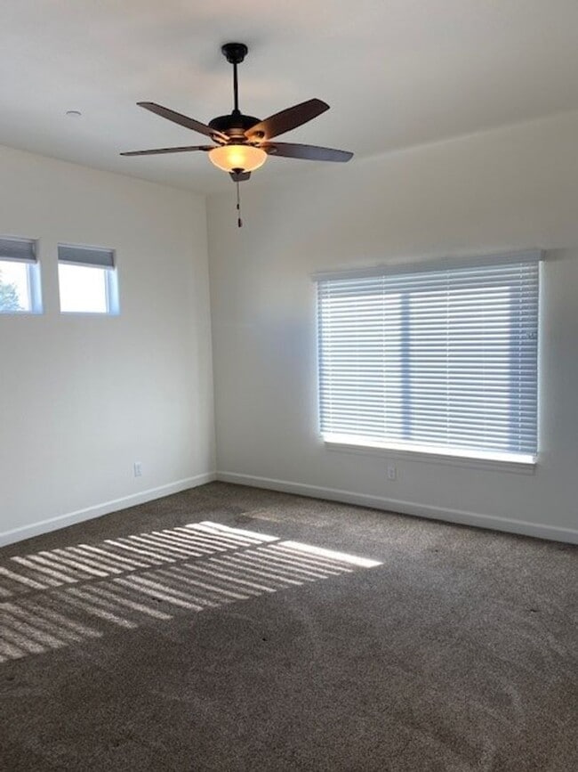 Building Photo - Don't Miss Out On This Beauty!!!