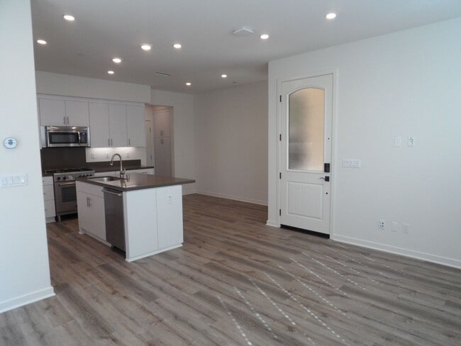 Building Photo - 4BR 3BA two-story condo with 2 Car Attache...