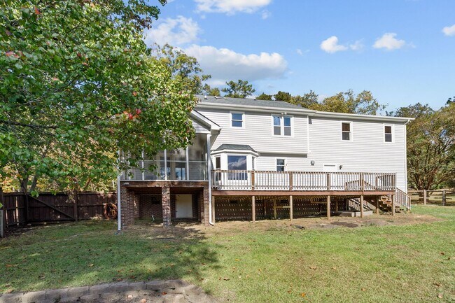 Building Photo - Beautiful 4 Bedroom/ 2 Story Home