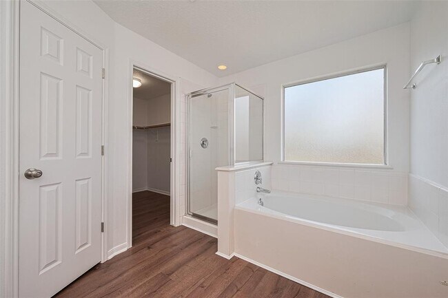 Building Photo - 12230 Hawthorne Hill Cir