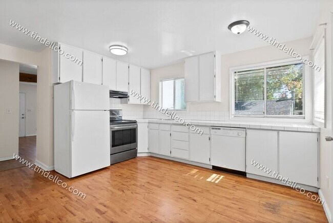 Building Photo - Darling Two Bedroom With Large Fenced Yard, Quick Access to Jackson Middle School and I5.