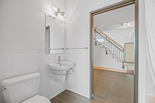 Building Photo - Modern 1-Bed 1.5-Bath + Den Condo in Minneapolis!