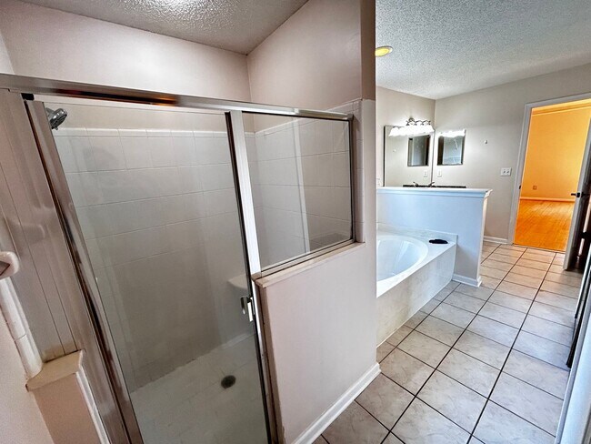 Building Photo - Wonderful 4/3 minutes from the beach! Must...